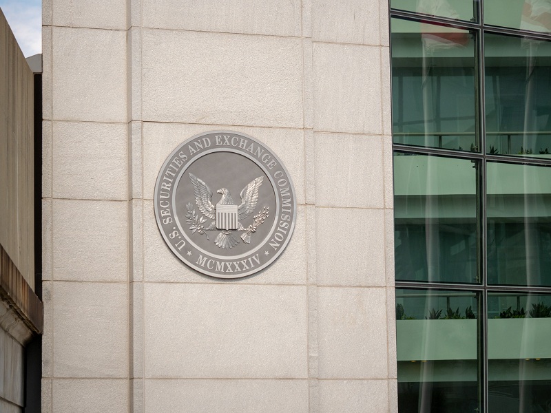 Two Senate Democrats pressure the SEC to block crypto ETPs